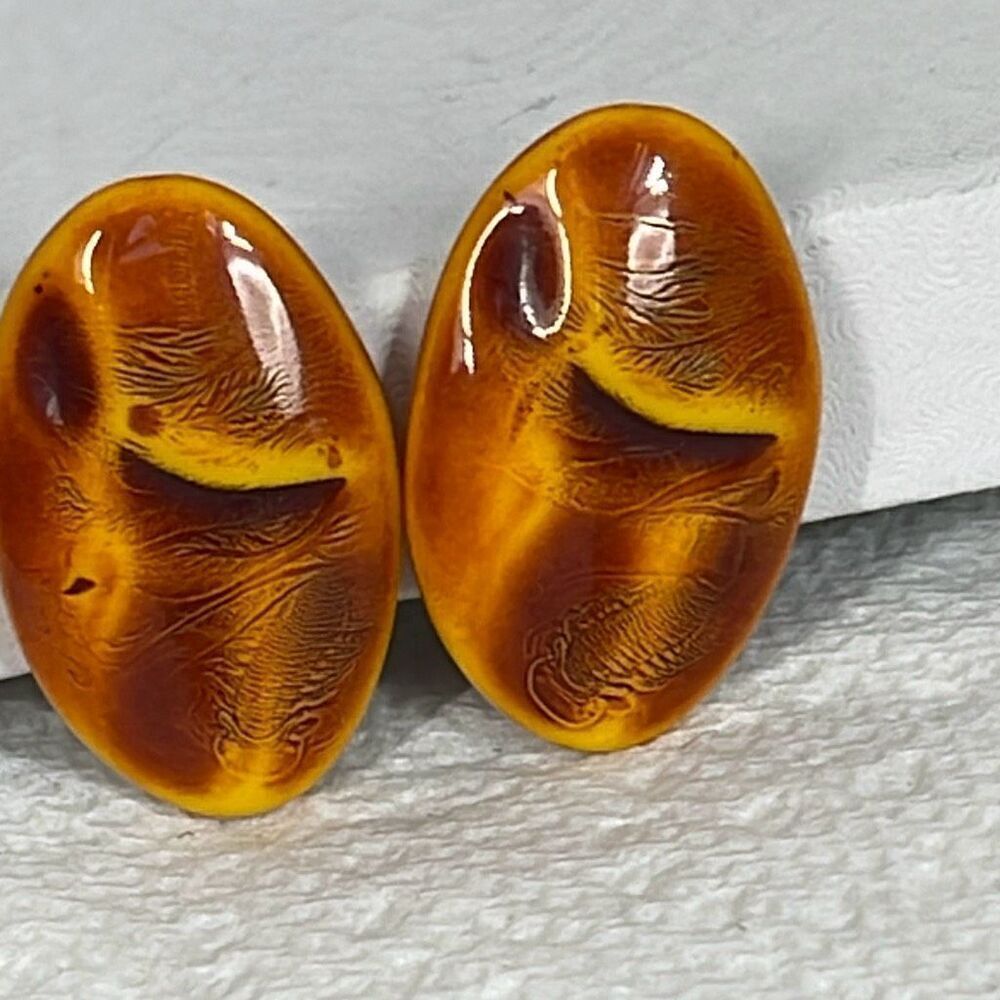 Vintage clip ceramic earrings.